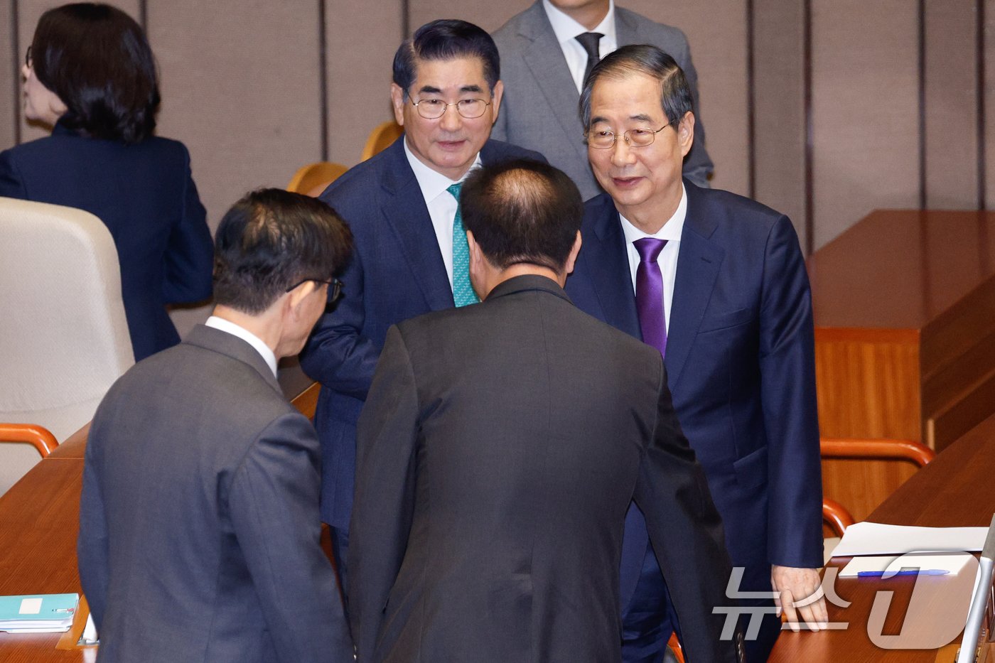 한덕수 국무총리가 4일 서울 여의도 국회 본회의장에서 윤석열 대통령의 2025년도 예산안 및 기금운용계획안에 대한 정부 시정연설을 대독하기 앞서 김용현 국방장관, 박성재 법무장관, 김문수 고용장관과 대화하고 있다. 2024.11.4/뉴스1 ⓒ News1 안은나 기자