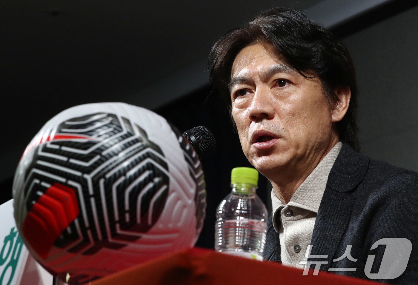 본문 이미지 - 홍명보 축구 국가대표팀 감독이 4일 서울 종로구 대한축구협회에서 대표팀 11월 소집선수 명단발표 기자회견을 하고 있다. 2024.11.4/뉴스1 ⓒ News1 박세연 기자