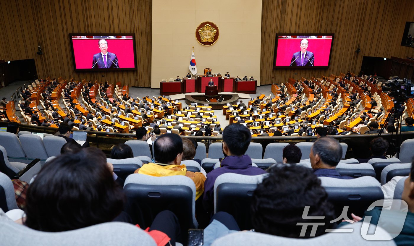 한덕수 국무총리가 4일 서울 여의도 국회 본회의장에서 윤석열 대통령의 2025년도 예산안 및 기금운용계획안에 대한 정부 시정연설을 대독하는 가운데 방청객들이 이를 듣고 있다. 2024.11.4/뉴스1 ⓒ News1 안은나 기자