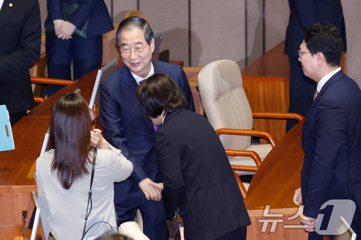본문 이미지 - 한덕수 국무총리가 4일 서울 여의도 국회 본회의장에서 윤석열 대통령의 2025년도 예산안 및 기금운용계획안에 대한 정부 시정연설을 대독한 뒤 정혜경 진보당 의원, 천하람, 이주영 개혁신당 의원과 인사하고 있다. 2024.11.4/뉴스1 ⓒ News1 안은나 기자