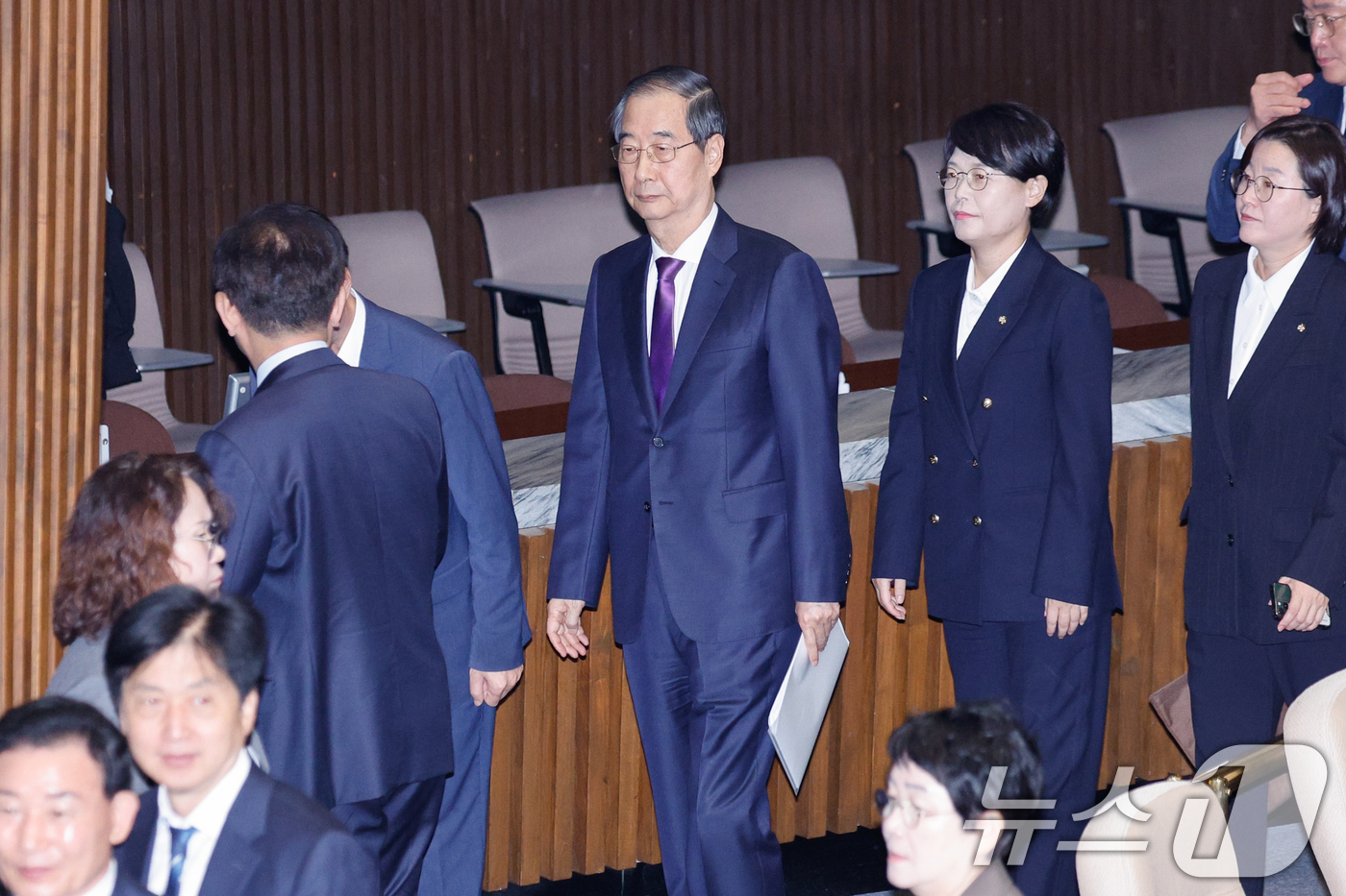 (서울=뉴스1) 안은나 기자 = 한덕수 국무총리가 4일 서울 여의도 국회 본회의장에서 윤석열 대통령의 2025년도 예산안 및 기금운용계획안에 대한 정부 시정연설을 대독한 뒤 퇴장하 …