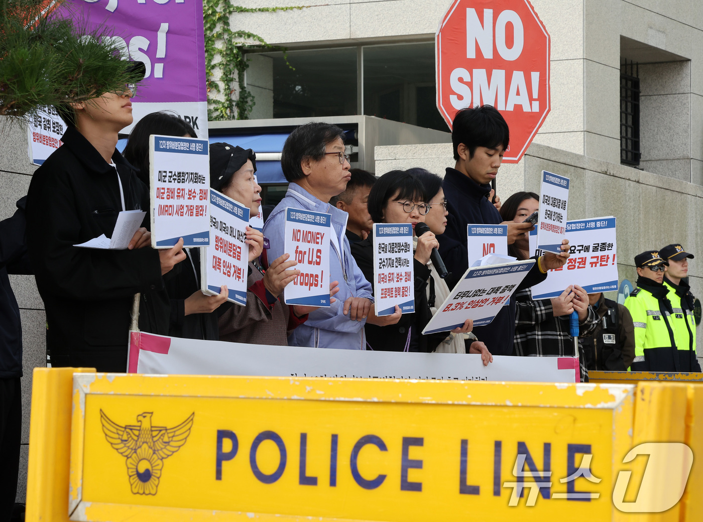 (서울=뉴스1) 이동해 기자 = 평화와통일을여는사람들(평통사) 회원들이 4일 오전 서울 종로구 외교부 앞에서 한미 12차 방위비분담특별협정안 서명 중단 촉구 기자회견을 갖고 있다. …