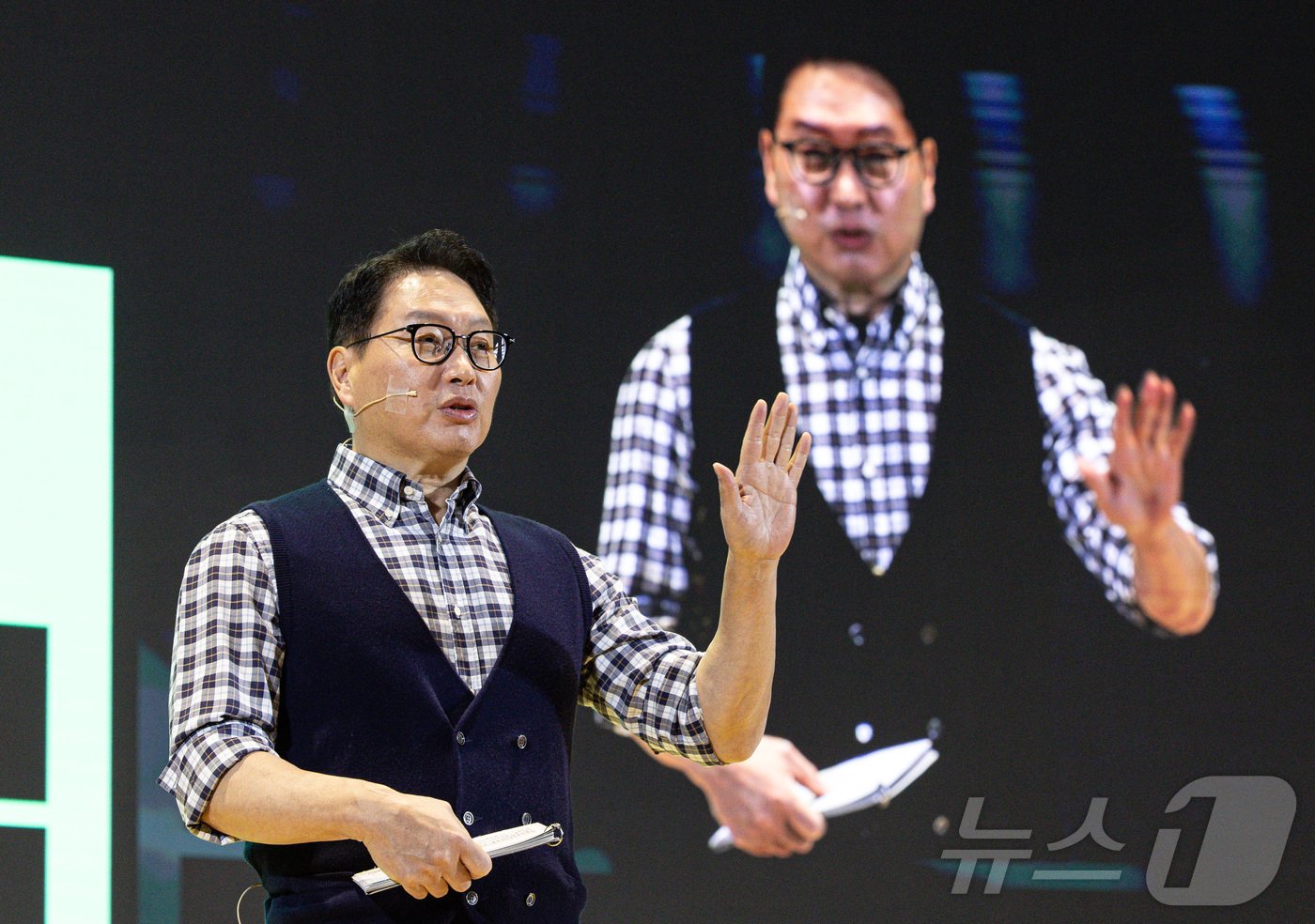 본문 이미지 - 최태원 SK그룹 회장이 4일 오전 서울 강남구 코엑스에서 열린 SK AI SUMMIT 2024에서 ‘협력으로 만들어가는 AI 생태계 : AI Tomorrow, AI Together’ 주제로 기조연설을 하고 있다. 2024.11.4/뉴스1 ⓒ News1 이재명 기자