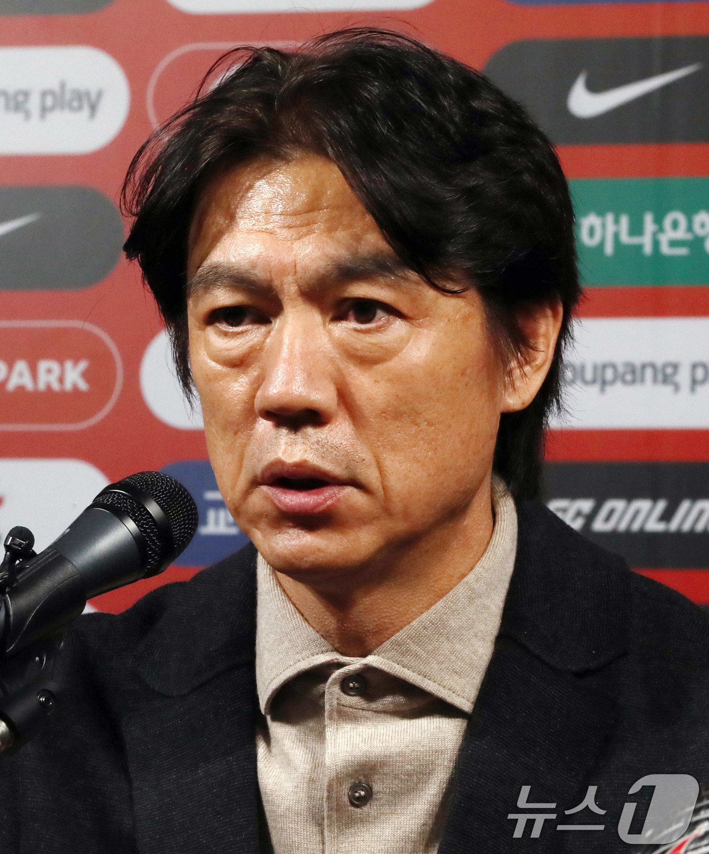 (서울=뉴스1) 박세연 기자 = 홍명보 축구 국가대표팀 감독이 4일 서울 종로구 대한축구협회에서 대표팀 11월 소집선수 명단발표 기자회견을 하고 있다.홍 감독은 기자회견에서 202 …