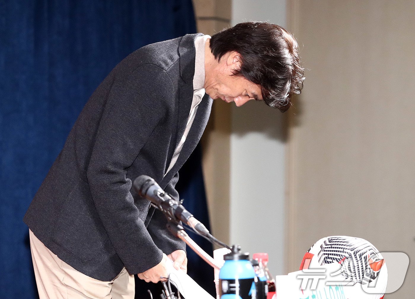 본문 이미지 - 홍명보 축구 국가대표팀 감독이 4일 서울 종로구 대한축구협회에서 대표팀 11월 소집선수 명단발표 기자회견 전 인사를 하고 있다.  2024.11.4/뉴스1 ⓒ News1 박세연 기자