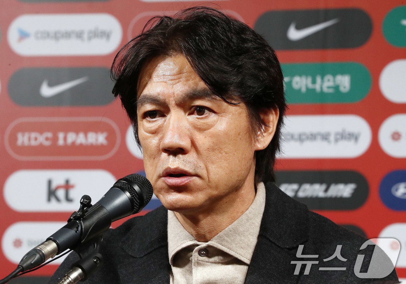 본문 이미지 - 홍명보 축구 국가대표팀 감독이 4일 서울 종로구 대한축구협회에서 대표팀 11월 소집선수 명단발표 기자회견을 하고 있다.  2024.11.4/뉴스1 ⓒ News1 박세연 기자
