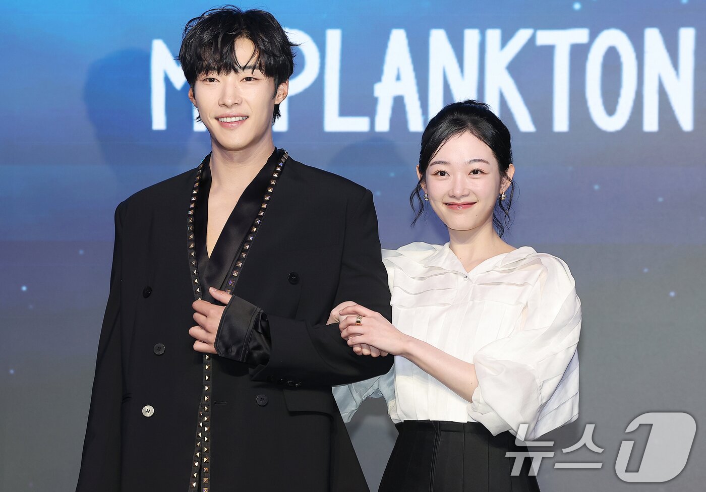 본문 이미지 - 배우 우도환과 이유미(오른쪽)가 4일 서울 마포구 호텔 나루 서울 엠갤러리에서 열린 넷플릭스(Netflix) 시리즈 'Mr. 플랑크톤' 제작발표회에 참석해 포즈를 취하고 있다. 'Mr. 플랑크톤'은 실수로 잘못 태어난 남자 우도환(해조)의 인생 마지막 여행길에 세상에서 가장 불운한 여자 이유미(재미)가 강제 동행하면서 벌어지는 로맨틱 코미디로 오는 8일 공개된다. 2024.11.4/뉴스1 ⓒ News1 김진환 기자
