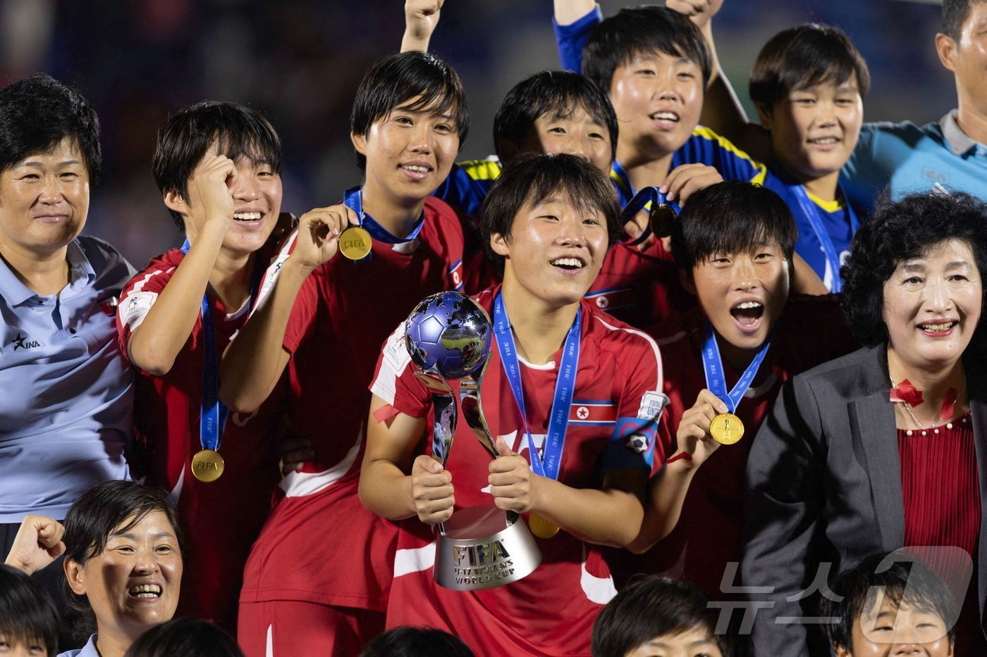 국제축구연맹&#40;FIFA&#41; 17세 이하&#40;U17&#41; 여자 월드컵 우승 세리머니를 펼치는 북한.  ⓒ AFP=뉴스1