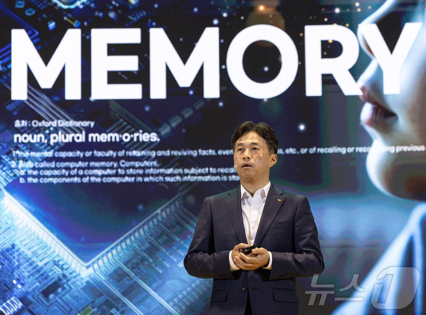 본문 이미지 - 곽노정 SK하이닉스 대표이사가 4일 오전 서울 강남구 코엑스에서 열린 SK AI SUMMIT 2024에서 ‘차세대 AI Memory의 새로운 여정, 하드웨어를 넘어 일상으로’ 주제로 연설하고 있다. 2024.11.4/뉴스1 ⓒ News1 이재명 기자