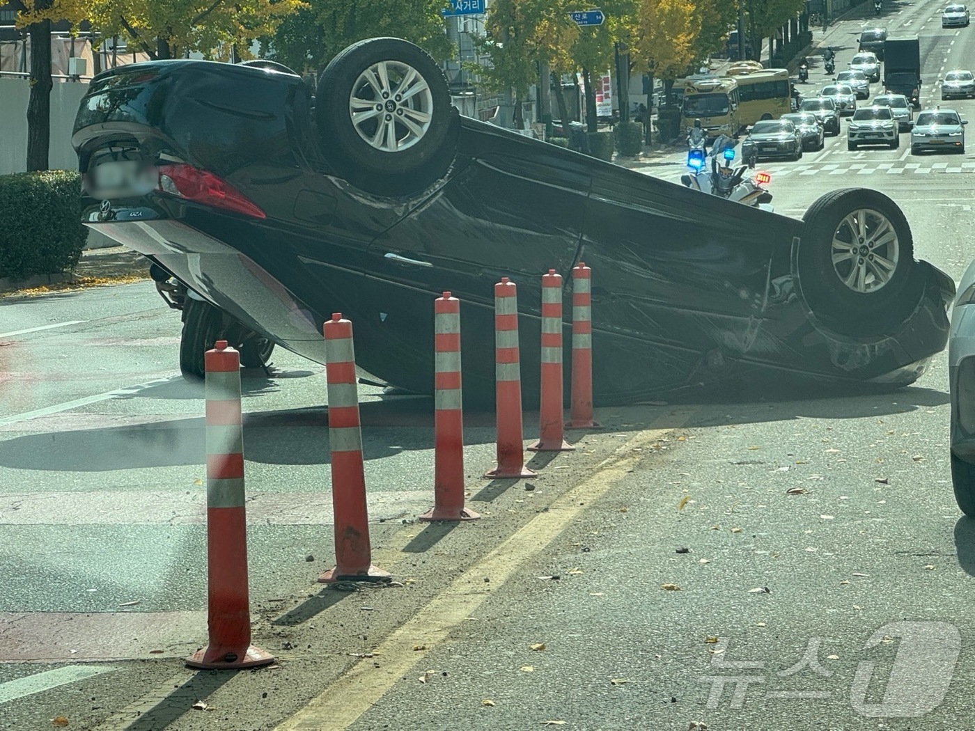 (인천=뉴스1) 박소영 기자 = 4일 낮 12시쯤 인천시 남동구 구월동 인천예술고등학교 인근 2차선 도로에서 차량이 전복되는 사고가 발생했다.2024.11.4