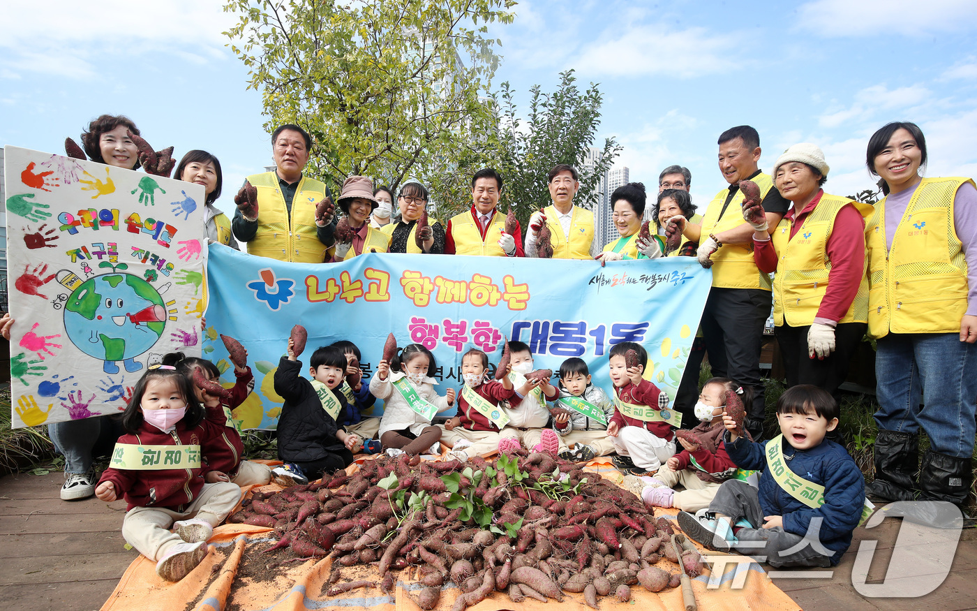 (대구=뉴스1) 공정식 기자 = 4일 오전 대구 중구 대봉1동 행정복지센터 옥상 텃밭에 마련된 생태체험학습장에서 류규하 중구청장과 지역사회보장협의체 회원, 태왕아름별어린이집 원생들 …