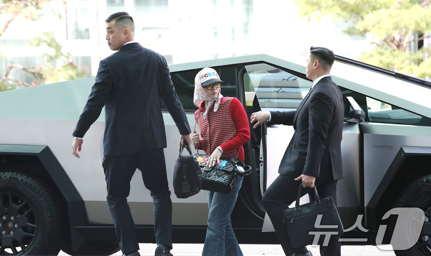 (인천공항=뉴스1) 권현진 기자 = 가수 지드래곤(GD)이 해외 일정을 위해 4일 인천국제공항 2터미널에 도착해 테슬라의 전기 픽업트럭 '사이버트럭(Cybertruck)'에서 하차 …