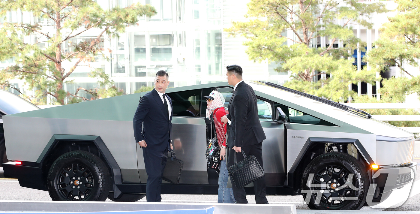 (인천공항=뉴스1) 권현진 기자 = 가수 지드래곤(GD)이 해외 일정을 위해 4일 인천국제공항 2터미널에 도착해 테슬라의 전기 픽업트럭 '사이버트럭(Cybertruck)'에서 하차 …