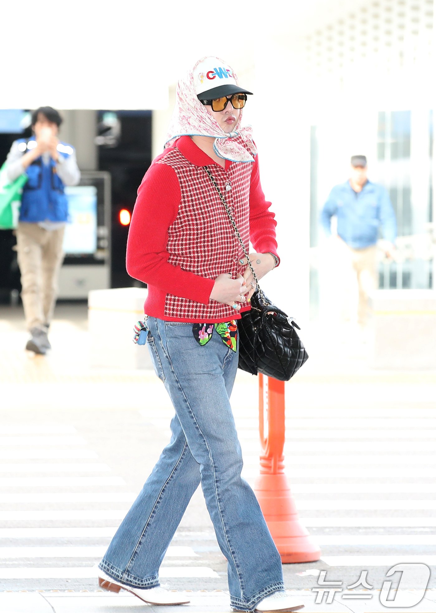 본문 이미지 - 가수 지드래곤(GD)이 해외 일정을 위해 4일 인천국제공항 2터미널에 도착해 출국장으로 이동하고 있다. ⓒ News1 권현진 기자