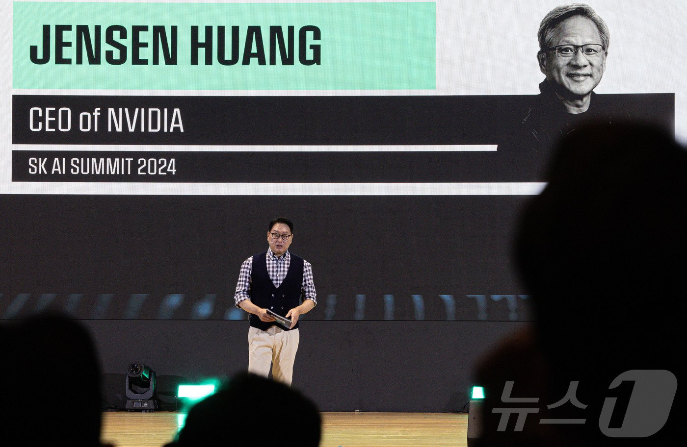 본문 이미지 - 최태원 SK그룹 회장이 4일 오전 서울 강남구 코엑스에서 열린 SK AI SUMMIT 2024에서 ‘협력으로 만들어가는 AI 생태계 : AI Tomorrow, AI Together’ 주제로 기조연설을 하고 있다. 2024.11.4/뉴스1 ⓒ News1 이재명 기자