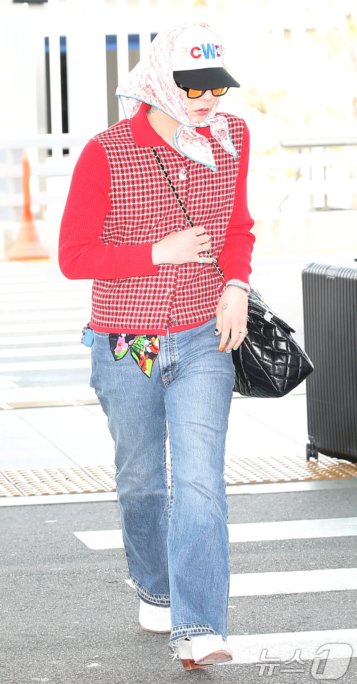 본문 이미지 - 가수 지드래곤(GD)이 해외 일정을 위해 4일 인천국제공항 2터미널에 도착해 출국장으로 이동하고 있다.  ⓒ News1 권현진 기자