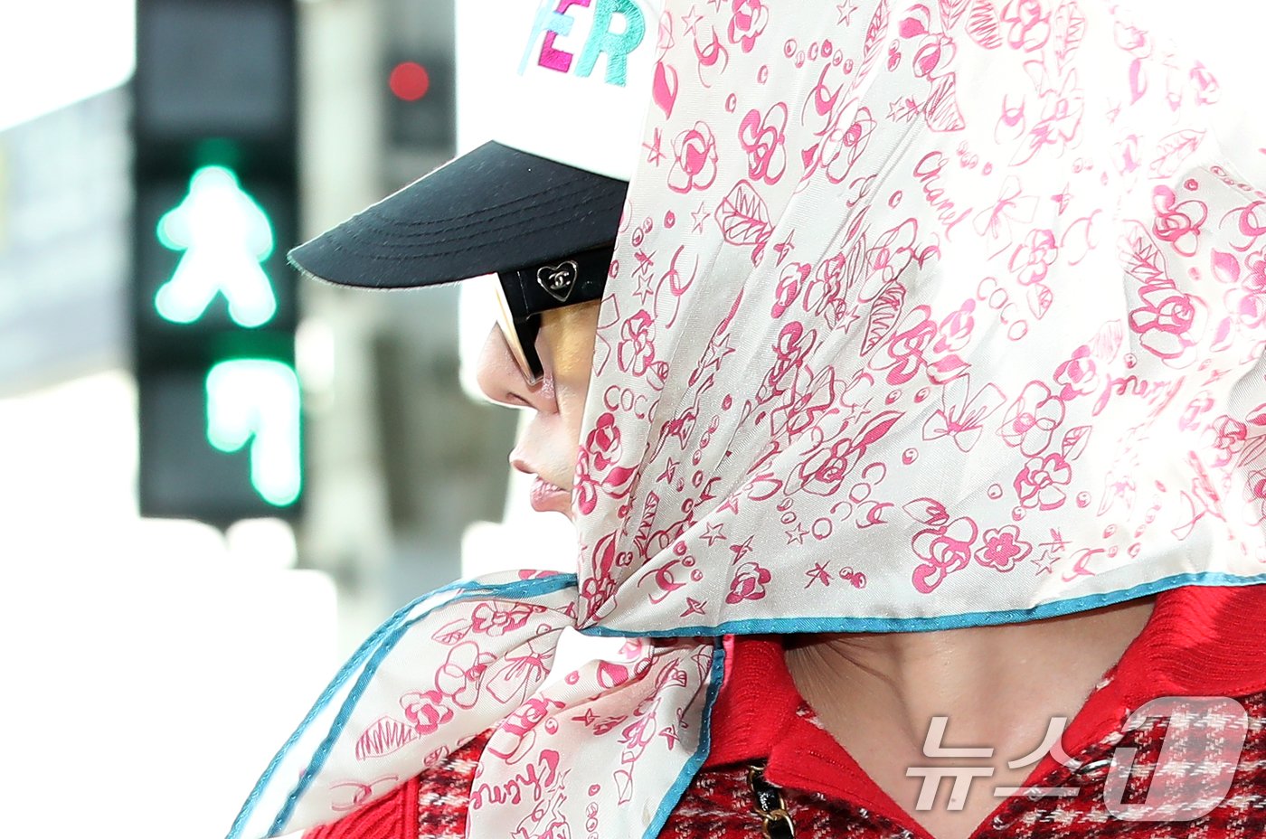 본문 이미지 - 가수 지드래곤&#40;GD&#41;이 해외 일정을 위해 4일 인천국제공항 2터미널에 도착해 출국장으로 이동하고 있다. 2024.11.4/뉴스1 ⓒ News1 권현진 기자