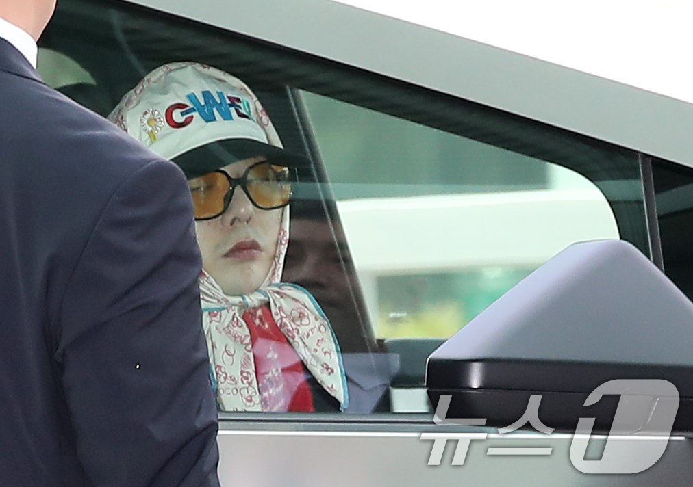 본문 이미지 - 가수 지드래곤(GD)이 해외 일정을 위해 4일 인천국제공항 2터미널에 도착해 테슬라의 전기 픽업트럭 '사이버트럭(Cybertruck)'에 앉아 졸고 있다. ⓒ News1 권현진 기자