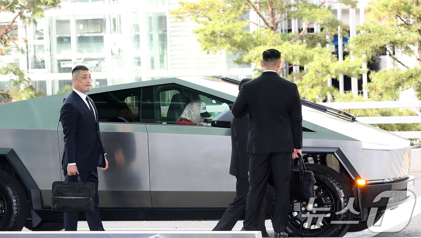 (인천공항=뉴스1) 권현진 기자 = 가수 지드래곤(GD)이 해외 일정을 위해 4일 인천국제공항 2터미널에 도착해 테슬라의 전기 픽업트럭 '사이버트럭(Cybertruck)'에 앉아 …