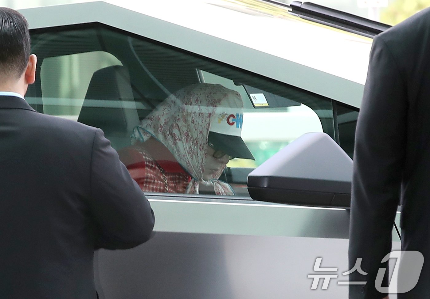 본문 이미지 - 가수 지드래곤(GD)이 해외 일정을 위해 4일 인천국제공항 2터미널에 도착해 테슬라의 전기 픽업트럭 '사이버트럭(Cybertruck)'에서 하차를 준비하고 있다. ⓒ News1 권현진 기자