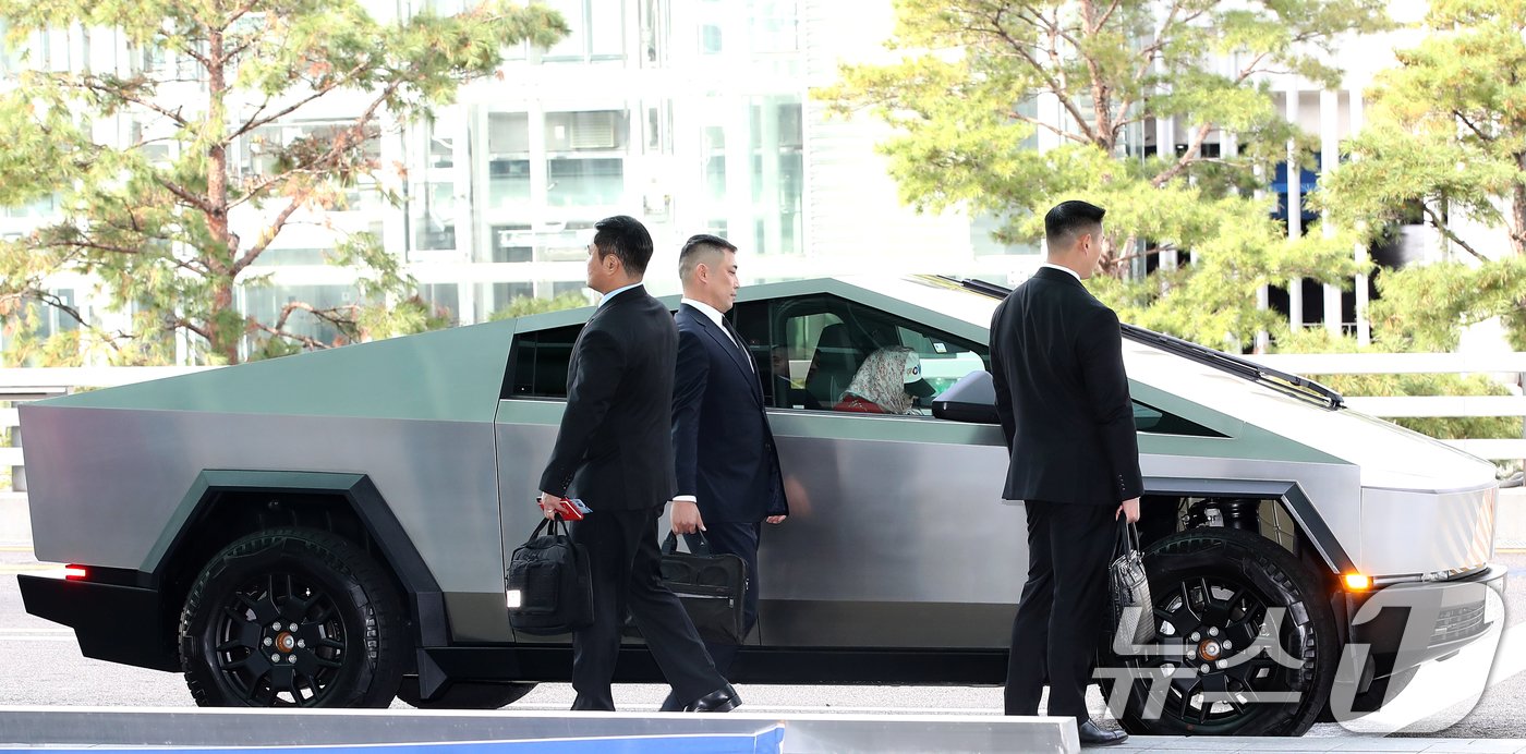 가수 지드래곤&#40;GD&#41;이 해외 일정을 위해 4일 인천국제공항 2터미널에 도착해 테슬라의 전기 픽업트럭 &#39;사이버트럭&#40;Cybertruck&#41;&#39;에서 하차를 준비하고 있다. ⓒ News1 권현진 기자