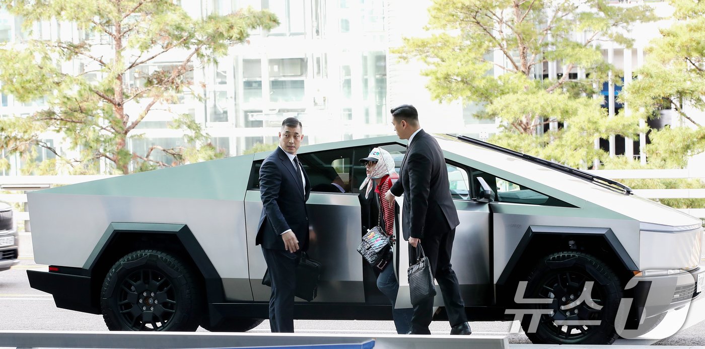 가수 지드래곤&#40;GD&#41;이 해외 일정을 위해 4일 인천국제공항 2터미널에 도착해 테슬라의 전기 픽업트럭 &#39;사이버트럭&#40;Cybertruck&#41;&#39;에서 하차하고 있다. ⓒ News1 권현진 기자