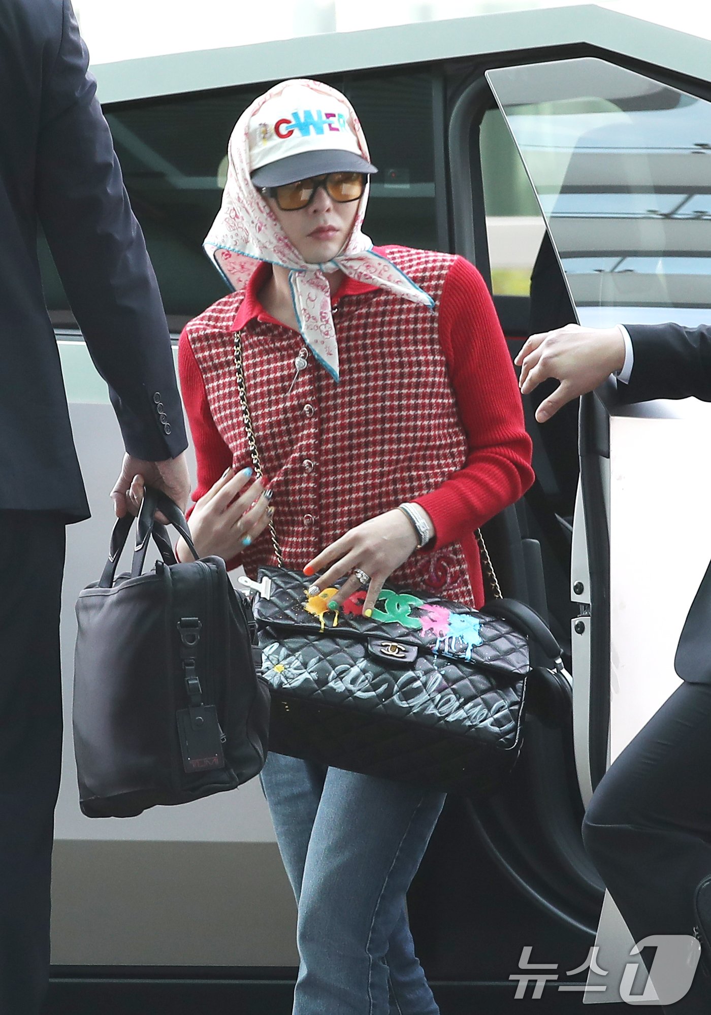 본문 이미지 - 가수 지드래곤&#40;GD&#41;이 해외 일정을 위해 4일 인천국제공항 2터미널에 도착해 테슬라의 전기 픽업트럭 &#39;사이버트럭&#40;Cybertruck&#41;&#39;에서 하차하고 있다. 2024.11.4/뉴스1 ⓒ News1 권현진 기자