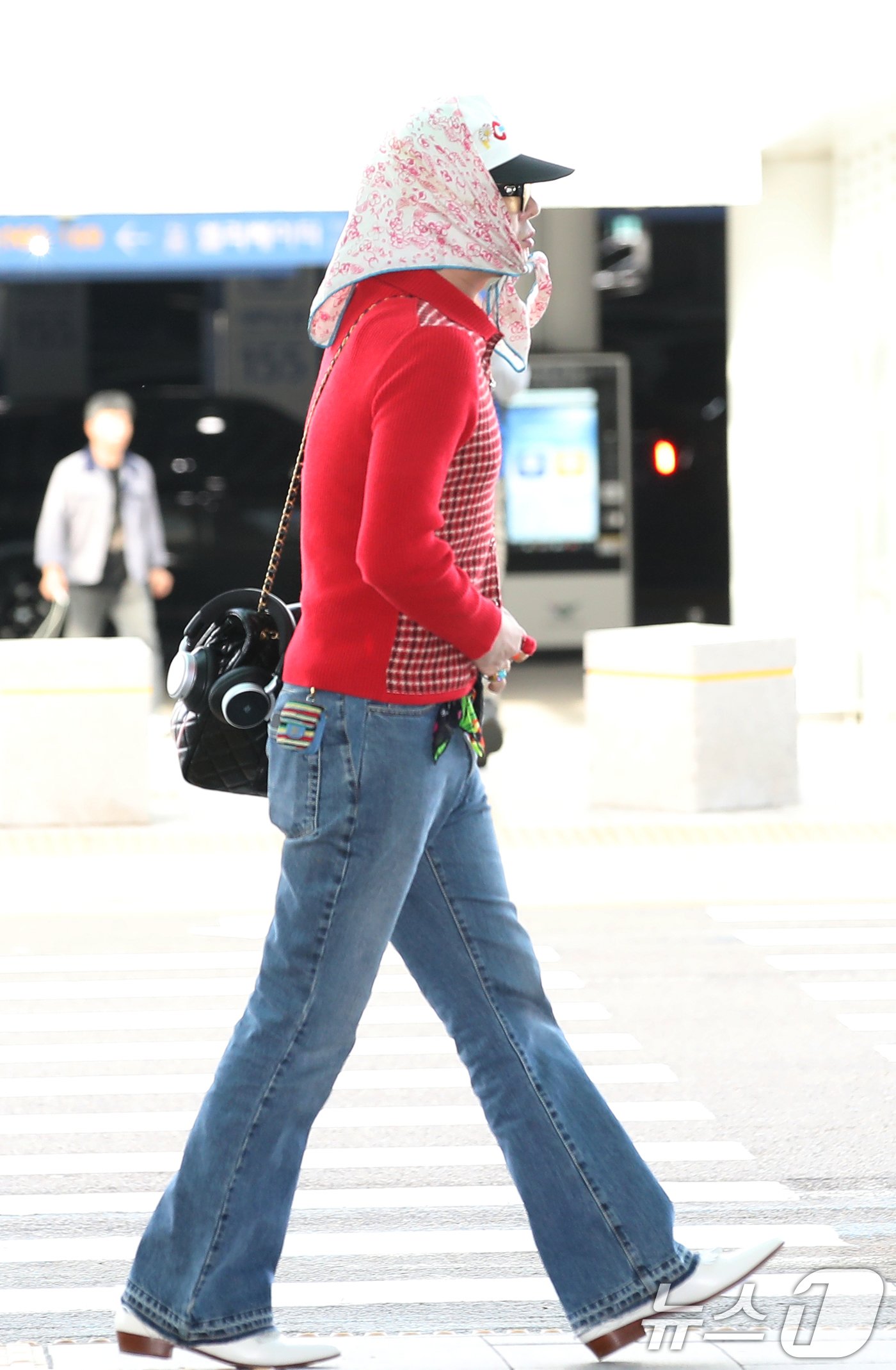 본문 이미지 - 가수 지드래곤(GD)이 해외 일정을 위해 4일 인천국제공항 2터미널에 도착해 홍콩으로 출국하고 있다. ⓒ News1 권현진 기자