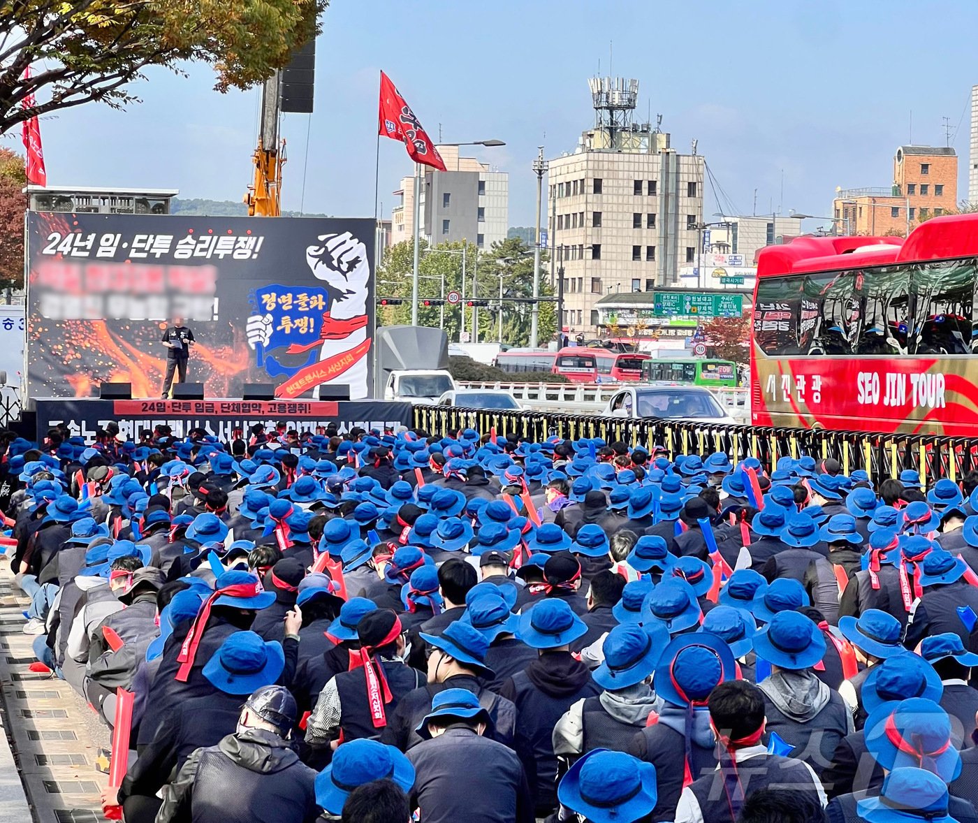 현대트랜시스 노조가 한 달 가까이 파업 중이다. 사진은 지난달 28일 노조원 등 1000여명이 현대차·기아 서울 양재사옥 앞 3개 차선을 막고 집회 중인 모습.&#40;독자 제공&#41;  