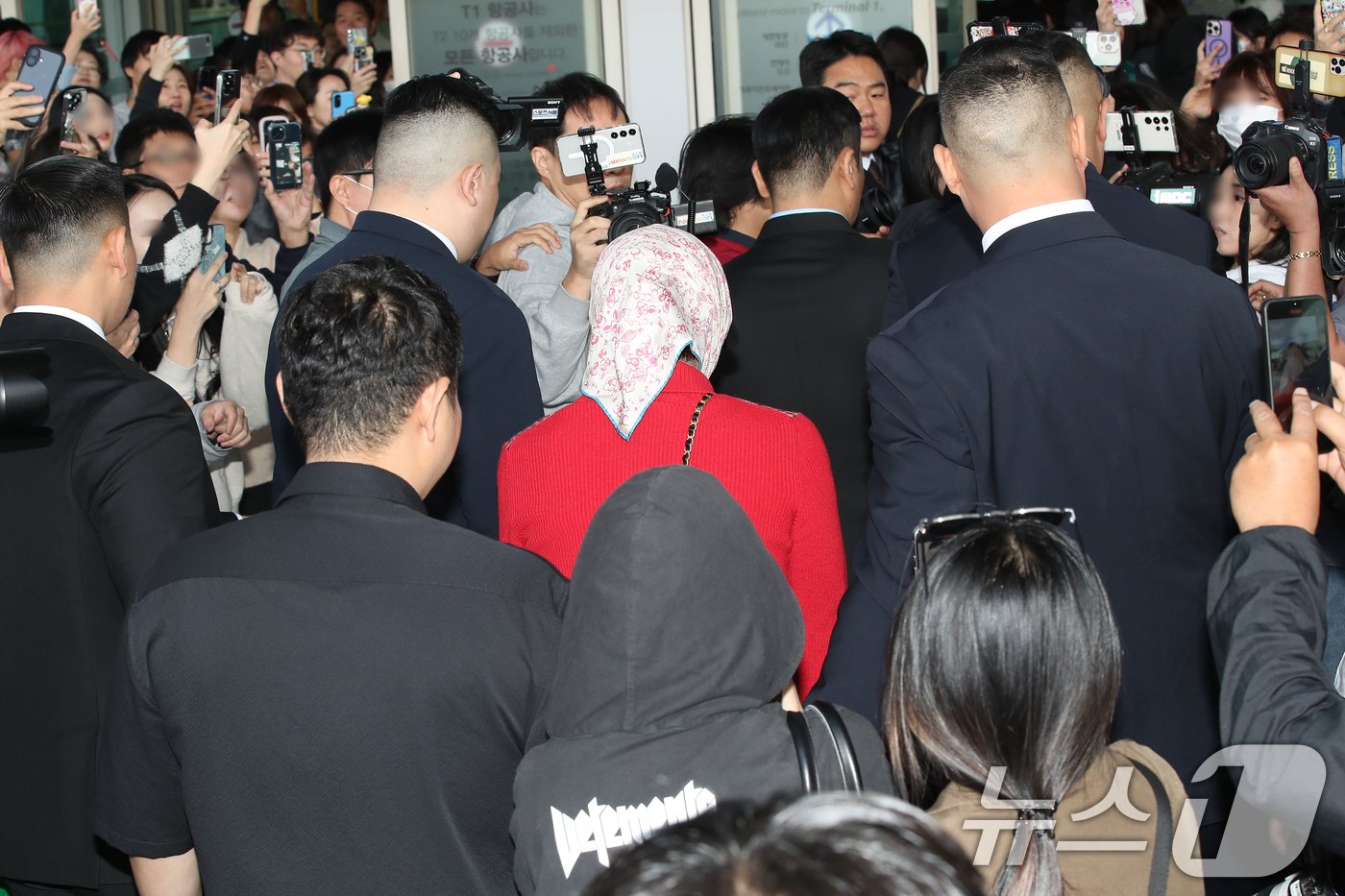 본문 이미지 - 가수 지드래곤(GD)이 해외 일정을 위해 4일 인천국제공항 2터미널에 도착해 홍콩으로 출국하고 있다. ⓒ News1 권현진 기자