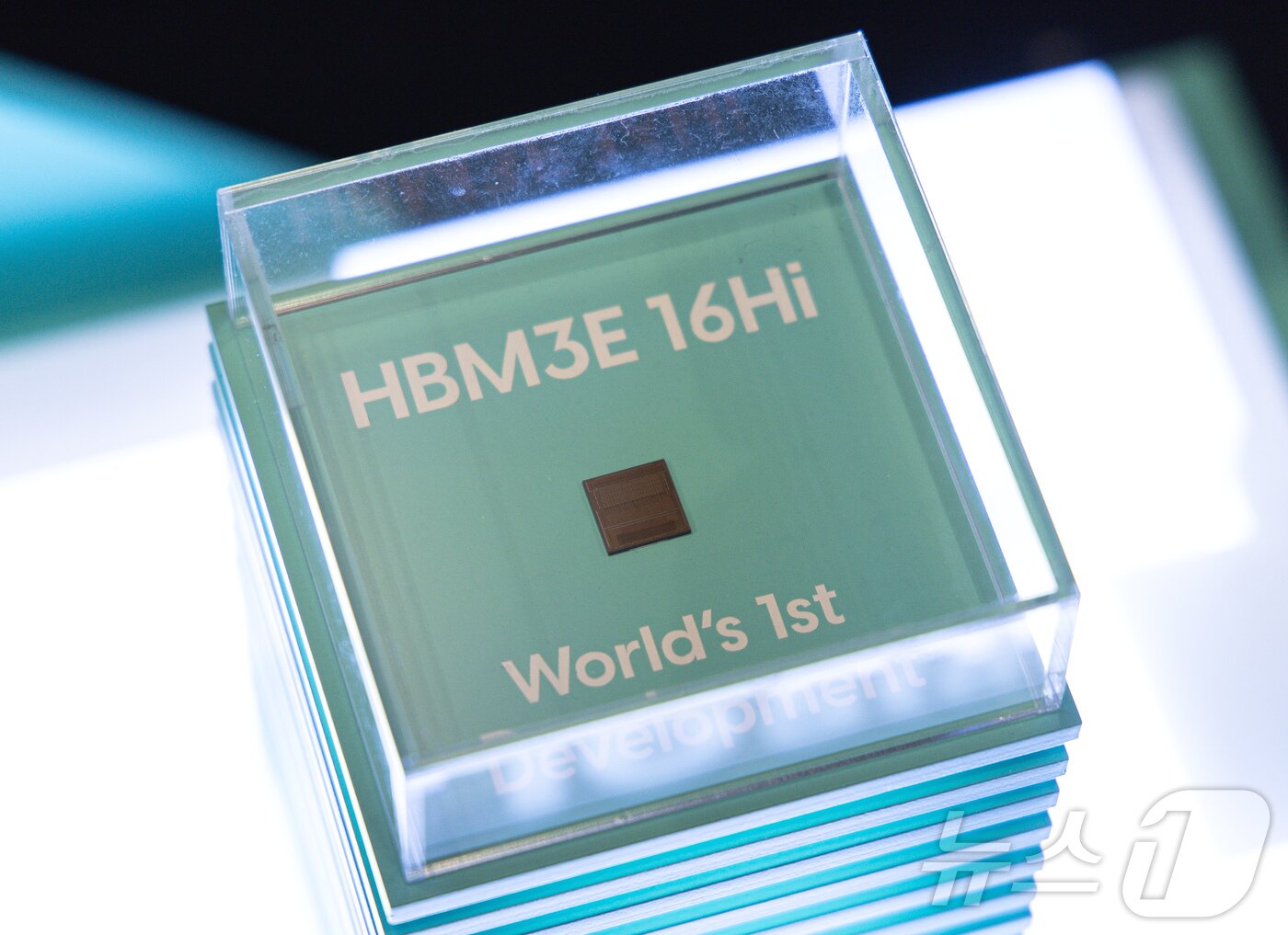 본문 이미지 - 4일 서울 강남구 코엑스에서 열린 SK AI SUMMIT 2024에 SK하이닉스의 고대역폭메모리 ‘HBM3E’가 전시돼 있다. 2024.11.4/뉴스1 ⓒ News1 이재명 기자