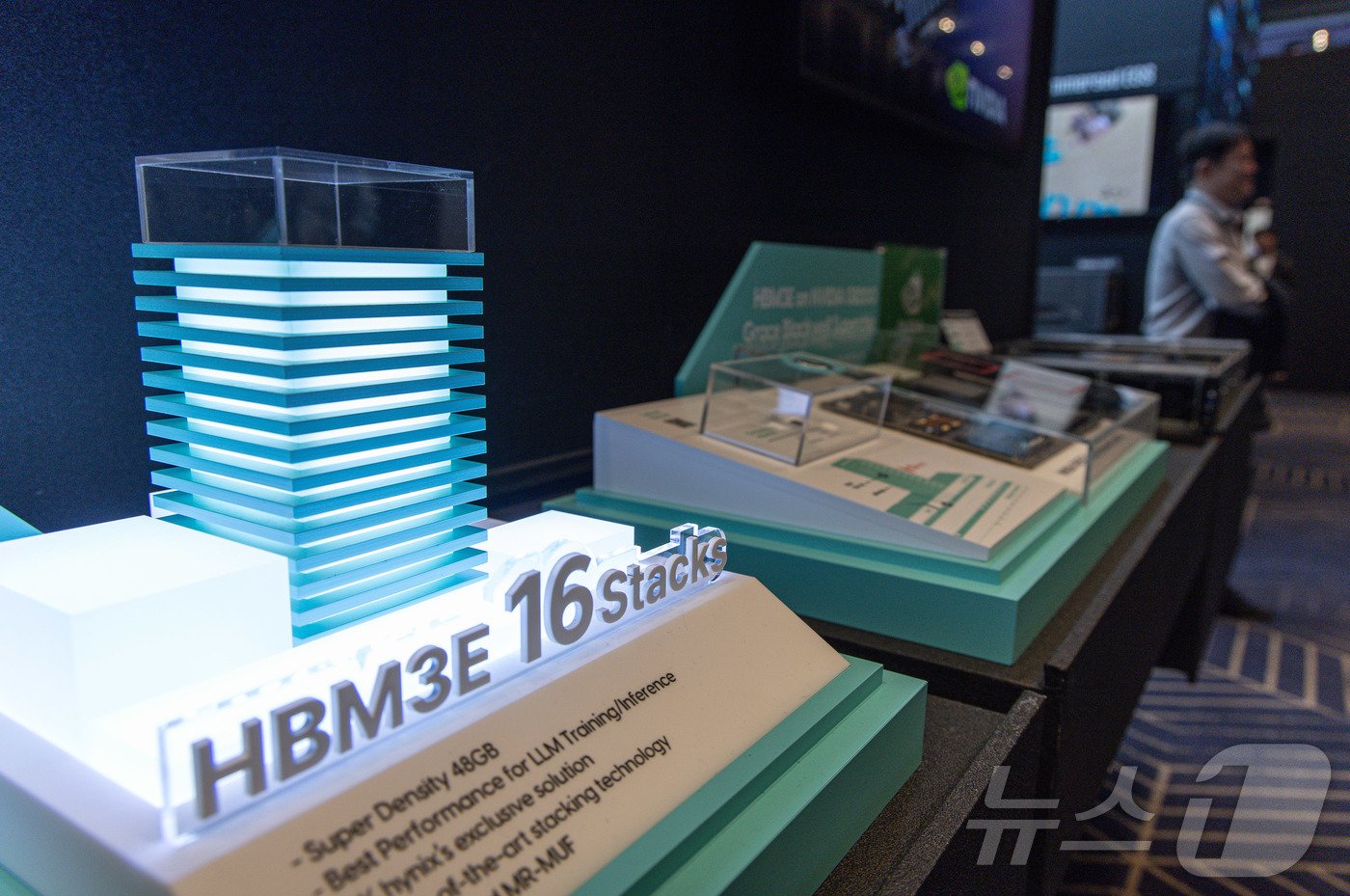 본문 이미지 - 4일 서울 강남구 코엑스에서 열린 SK AI SUMMIT 2024에 SK하이닉스의 고대역폭메모리 ‘HBM3E’가 전시돼 있다. 2024.11.4/뉴스1 ⓒ News1 이재명 기자