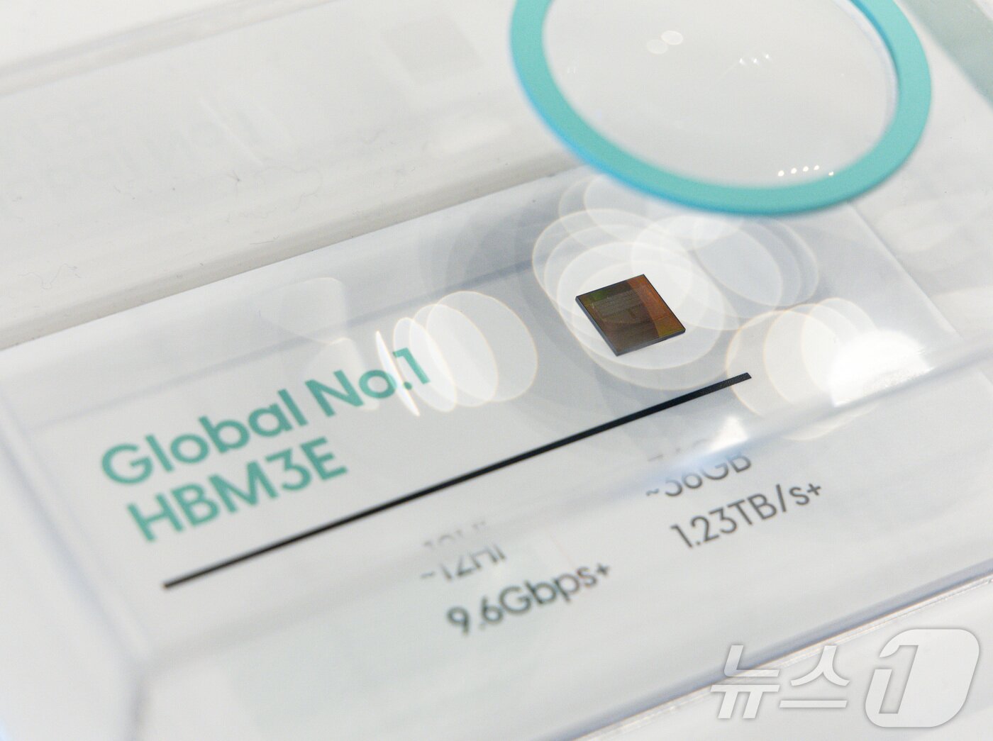 본문 이미지 - 4일 서울 강남구 코엑스에서 열린 SK AI SUMMIT 2024에 SK하이닉스의 고대역폭메모리 ‘HBM3E’가 전시돼 있다. 2024.11.4/뉴스1 ⓒ News1 이재명 기자