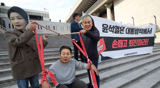 '윤석열 정부는 꼭두각시'