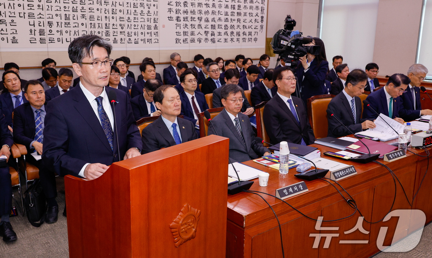 (서울=뉴스1) 안은나 기자 = 오동운 고위공직자범죄수사처장이 4일 오후 서울 여의도 국회 법제사법위원회에서 열린 제418회국회(정기회) 제15차 전체회의에서 2025년도 예산 및 …