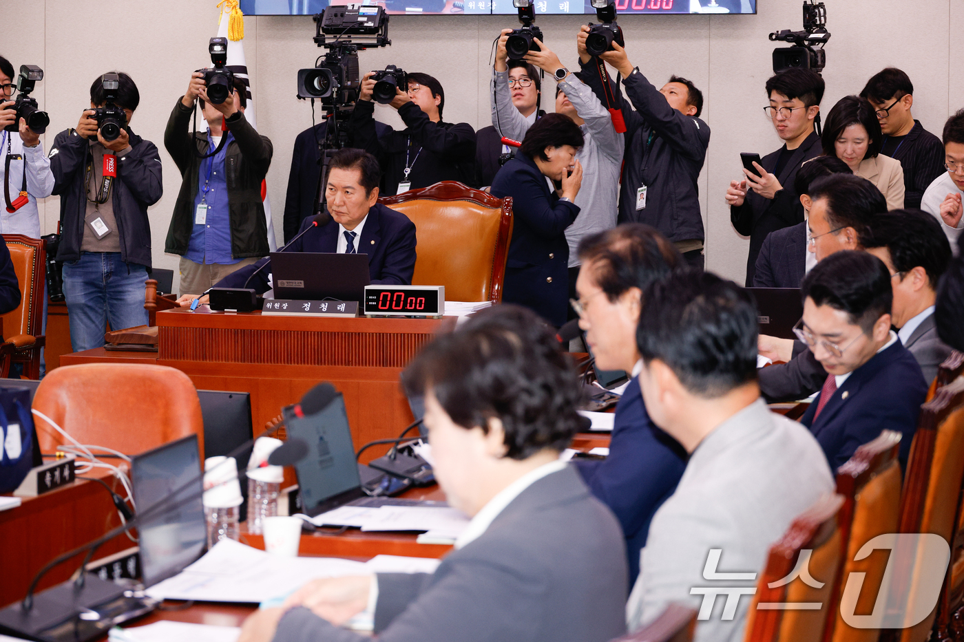 (서울=뉴스1) 안은나 기자 = 정청래 국회 법제사법위원회 위원장이이 4일 오후 서울 여의도 국회에서 열린 제418회국회(정기회) 제15차 전체회의에서 의사봉을 두드리고 있다. 2 …