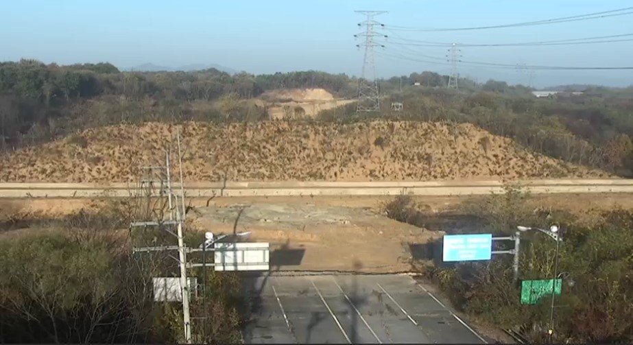 북한군이 대전차구와 성토지를 만든 경의선 일대의 모습.&#40;합참 제공&#41;