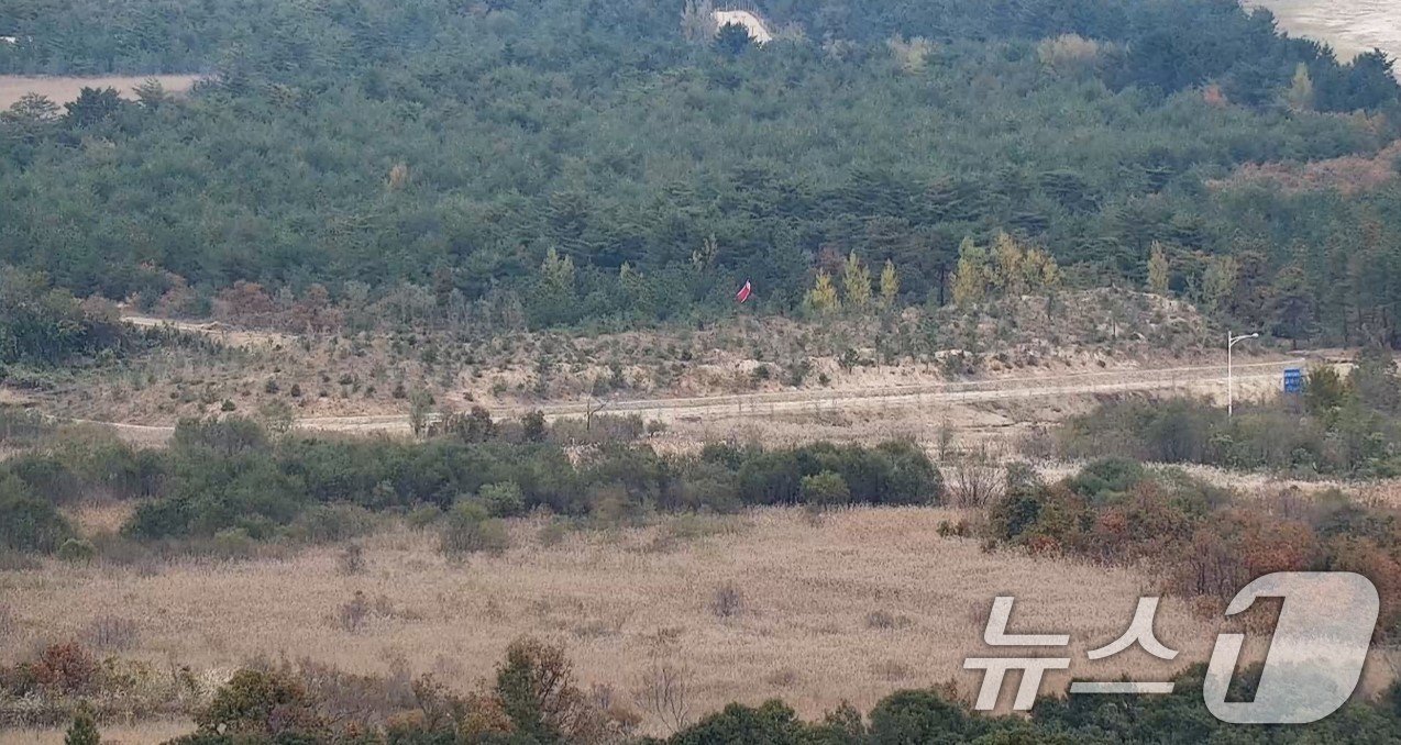 본문 이미지 - 동해선에 인공기가 게양돼 있다. (합동참모본부 제공) 2024.11.4/뉴스1