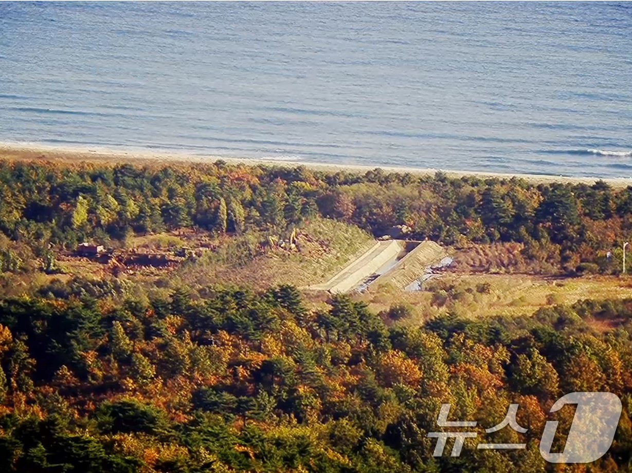 (서울=뉴스1) = 합동참모본부는 북한군이 지난 10월 15일 폭파시킨 경의선·동해선 남북연결도로에 전차의 기동을 차단하기 위한 구덩이(대전차구)를 파고 낮은 언덕 형태의 성토지를 …