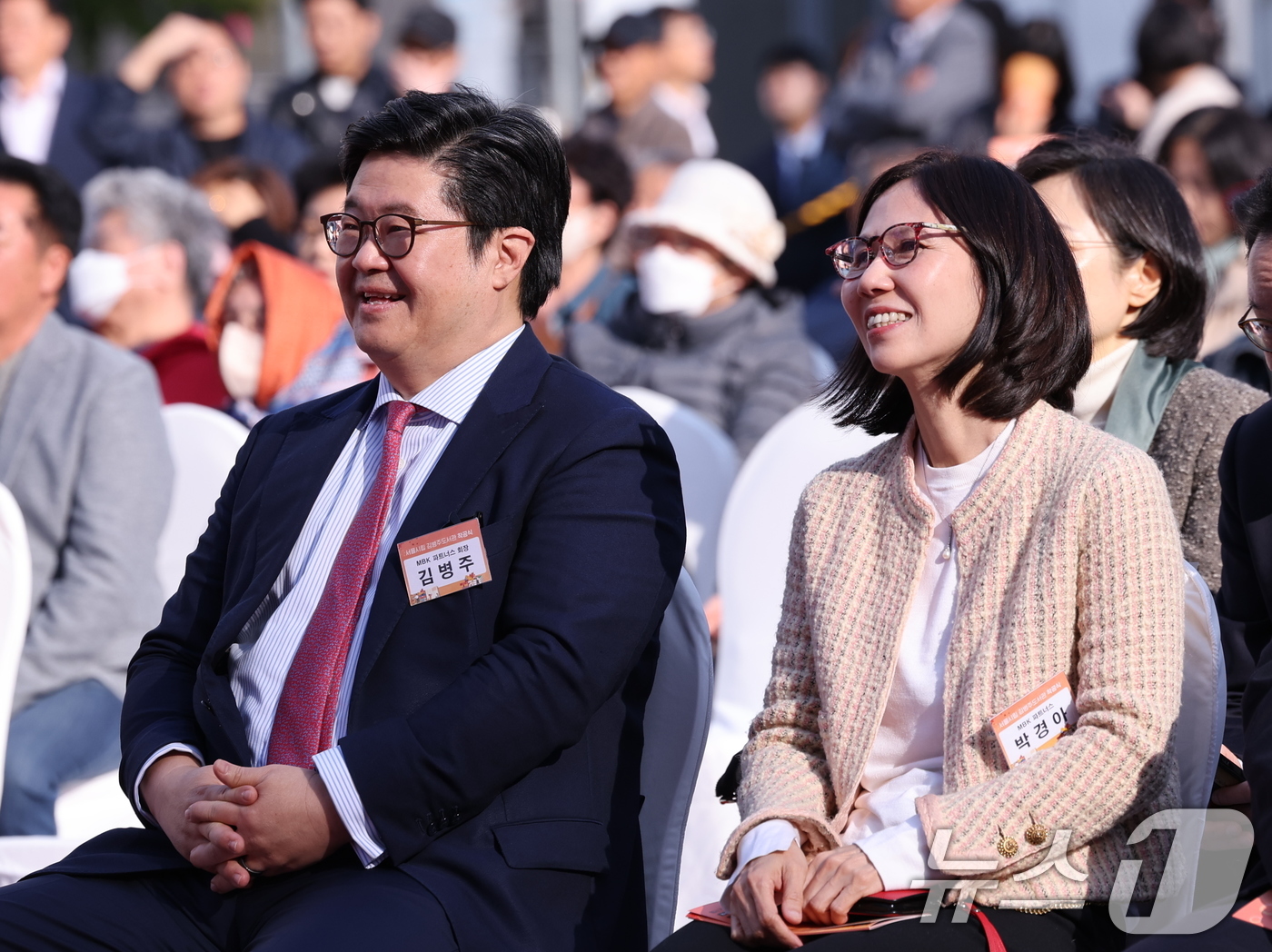 (서울=뉴스1) 박지혜 기자 = 김병주 MBK파트너스 회장과 부인 박경아씨가 4일 서울 서대문구 북가좌동에서 열린 김병주도서관 착공식에 참석해 미소짓고 있다.도서관 이름은 도서관 …
