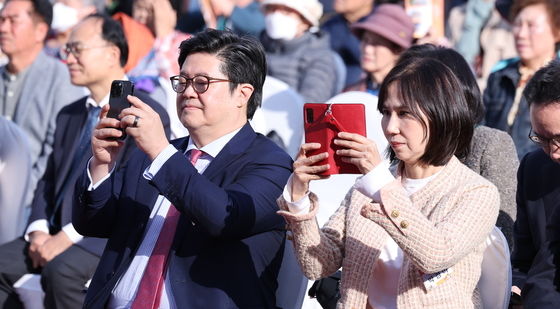 '김병주도서관 착공' 촬영하는 김병주 MBK 파트너스 회장 부부