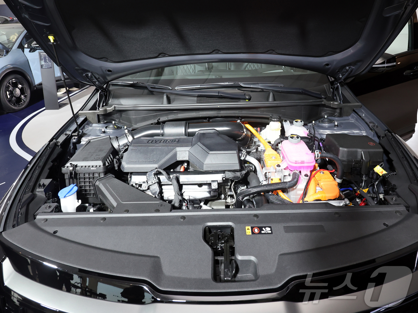 (서울=뉴스1) 황기선 기자 = 기아가 5일 \'더 뉴 스포티지\'를 공개하고 본격적인 계약에 돌입했다.이번에 공개한 \'더 뉴 스포티지\'는 지난 2021년 7월 출시한 5세대 …