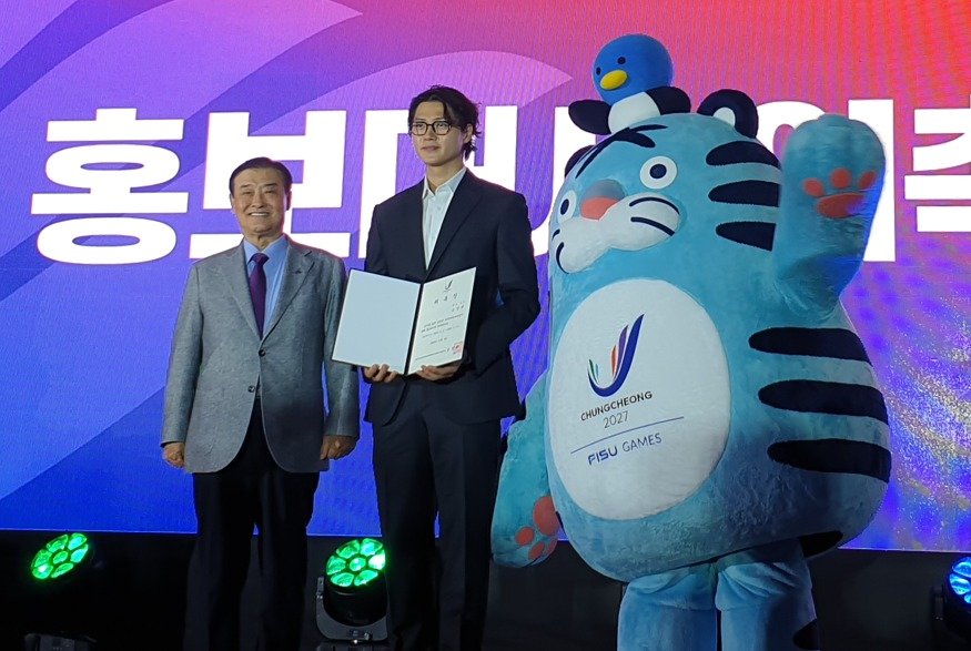 본문 이미지 - 홍보대사로 위촉된 펜싱 오상욱(오른쪽)이 강창희 조직위원장과 기념사진을 찍고 있다. (조직위 제공) / 뉴스1 