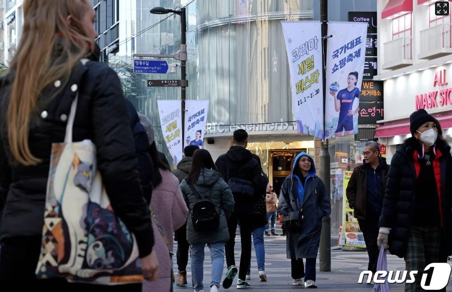 산업통상자원부는 오는 9~30일 &#39;국가대표 쇼핑축제 2024 코리아세일페스타&#39;가 열린다고 1일 밝혔다. 서울 중구 명동거리. ⓒ News1 장수영 기자