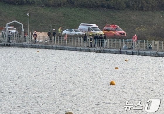 본문 이미지 - 지난 2일 오후 강원 화천군 소재 북한강에서 30대 여성으로 추정되는 토막 난 변사체가 발견돼 경찰이 현장 수사를 벌이고 있다.&#40;독자 제공&#41;/뉴스1