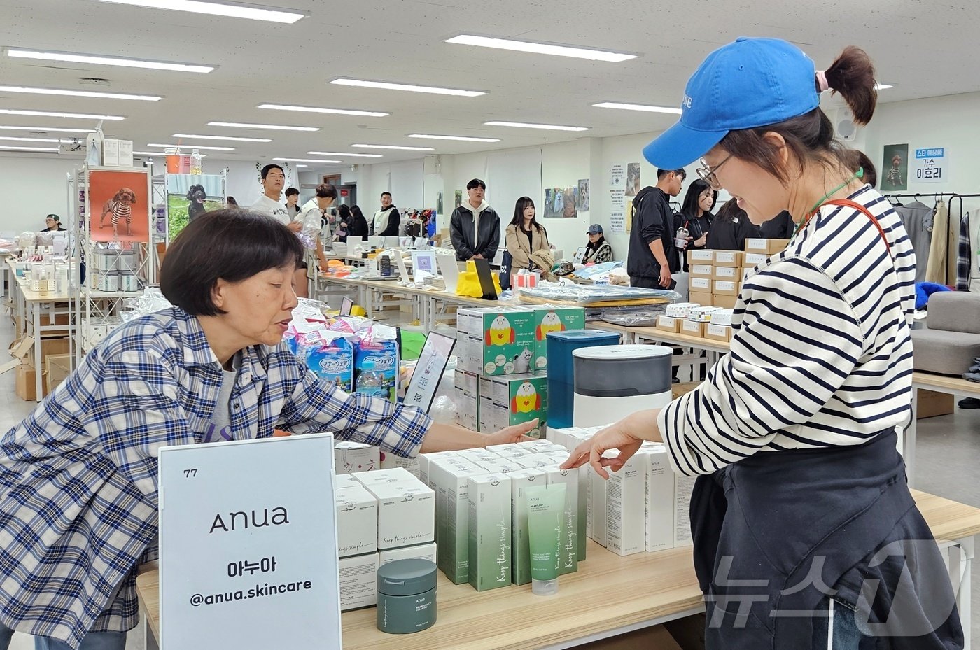 본문 이미지 - 3일 서울 서초구 올댓마인드 신논현점에서 평강공주보호소를 돕기 바자회가 열렸다. ⓒ 뉴스1