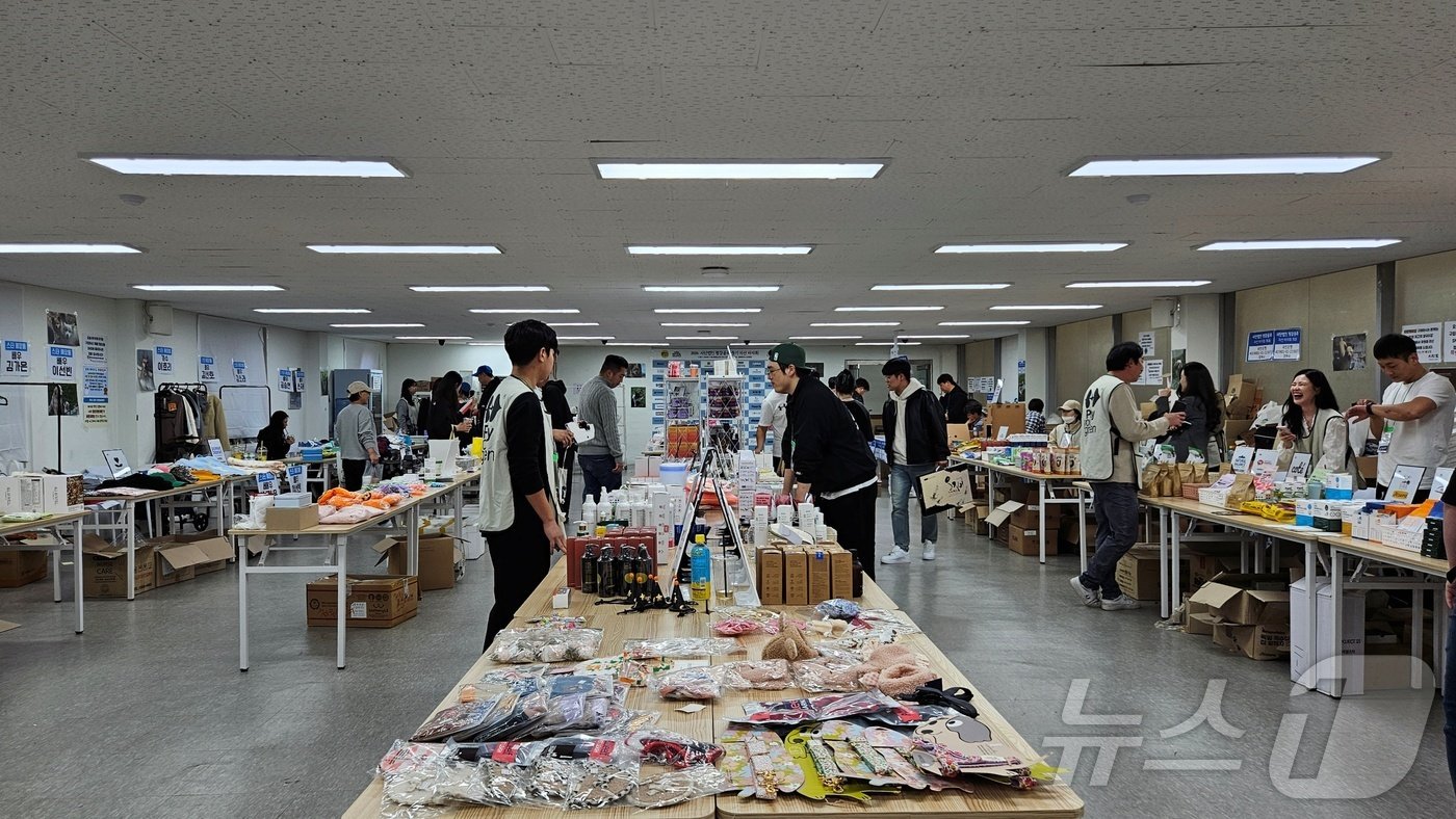 본문 이미지 - 3일 서울 서초구 올댓마인드 신논현점에서 평강공주보호소를 돕기 바자회가 열렸다. ⓒ 뉴스1