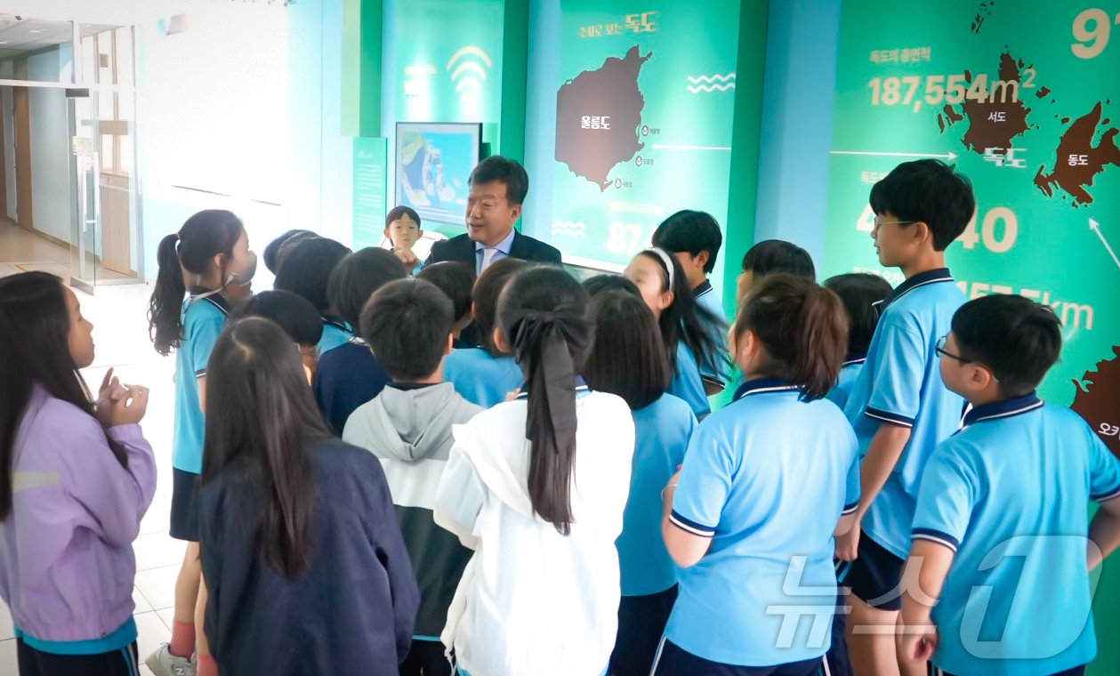 남한권  경북울릉군수가 하노이 한국국제학교에서 개관한 독도상설전시관에서 학생들에게 독도에 대한 설명을 하고 있다. &#40;울릉군제공&#41; 2024.11.4/뉴스1 