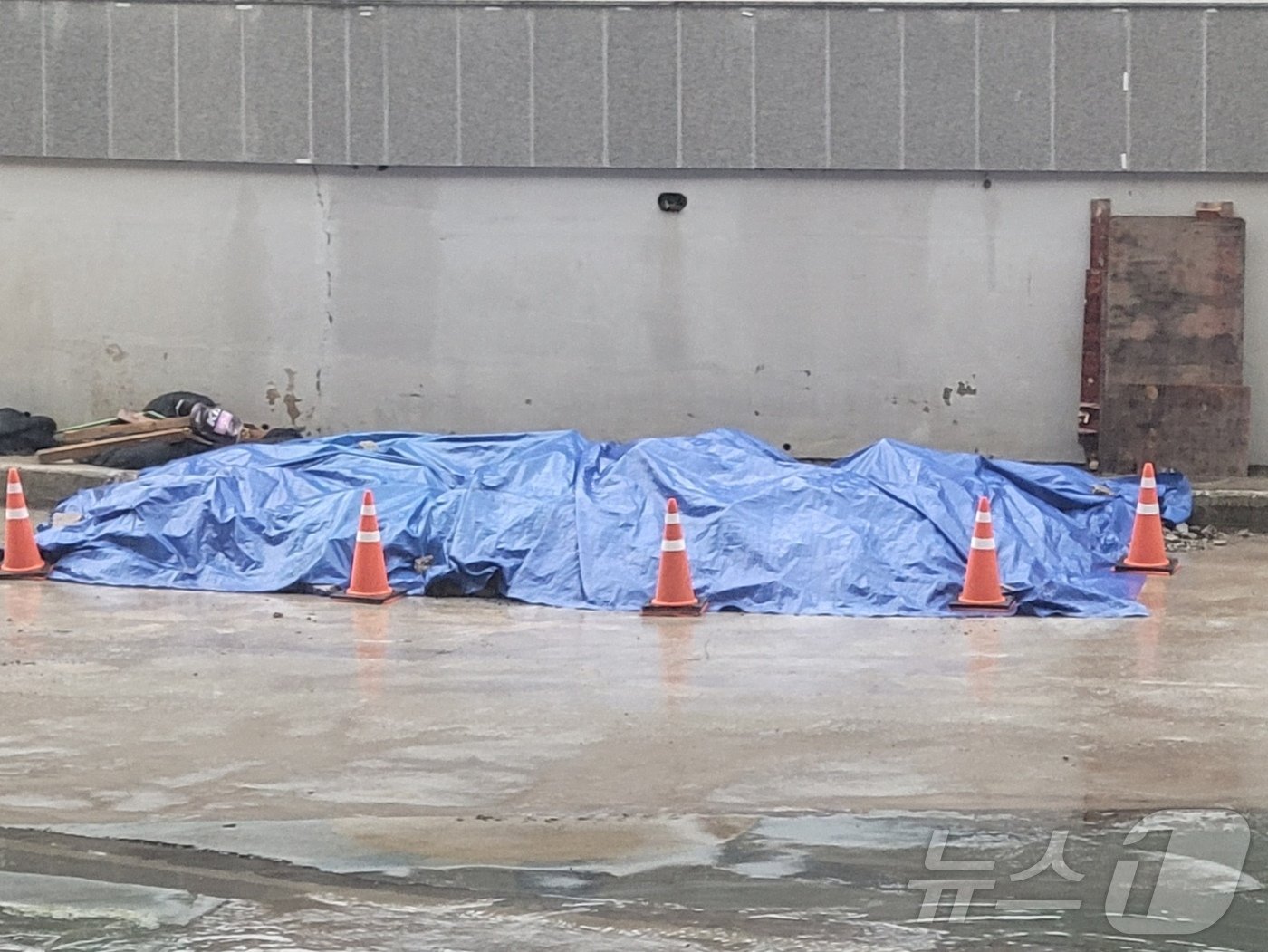 본문 이미지 - 호우경보가 발효된 지난달 21일 부산 온천천 일원 저수호안·산책로 정비공사 현장에 흙더미가 천으로 덮여 있다.(양달막 의원실 제공)