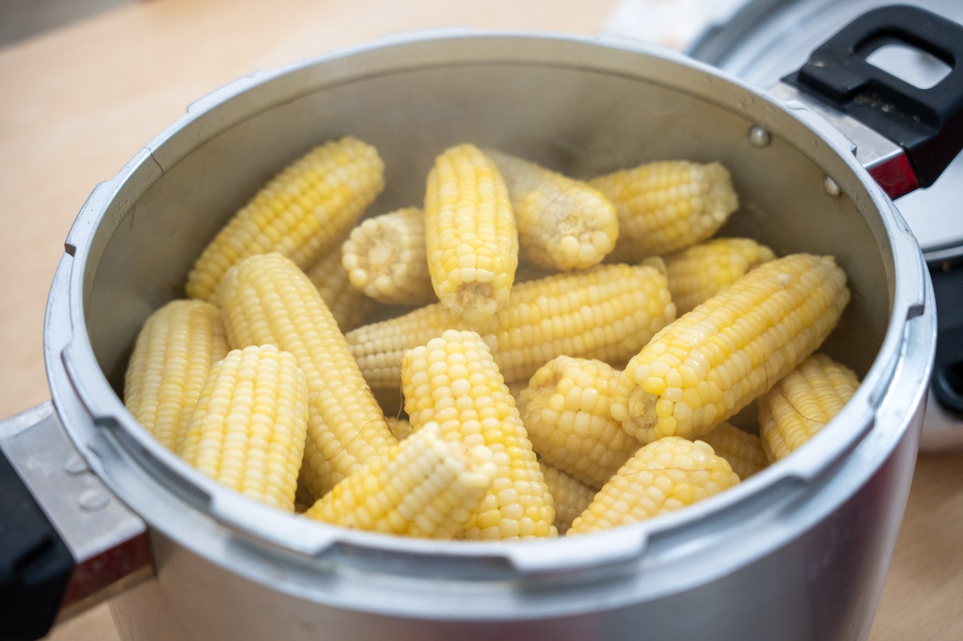 본문 이미지 - 수확해 바로 찐 찰옥수수(이마트 제공).